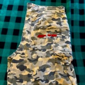 JNCO CAMO SHORTS SIZE 44 WAIST
